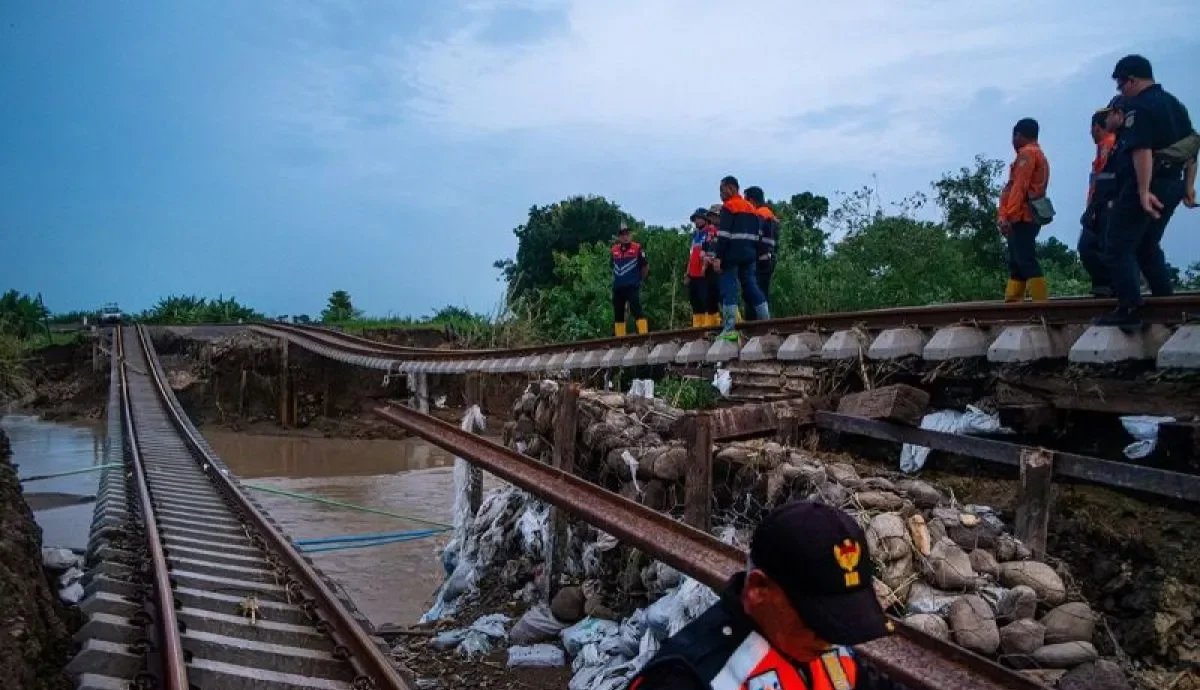 Banjir Tergerus Jalur Rel, PT KAI Alihkan dan Batalkan Perjalanan KA di Grobogan