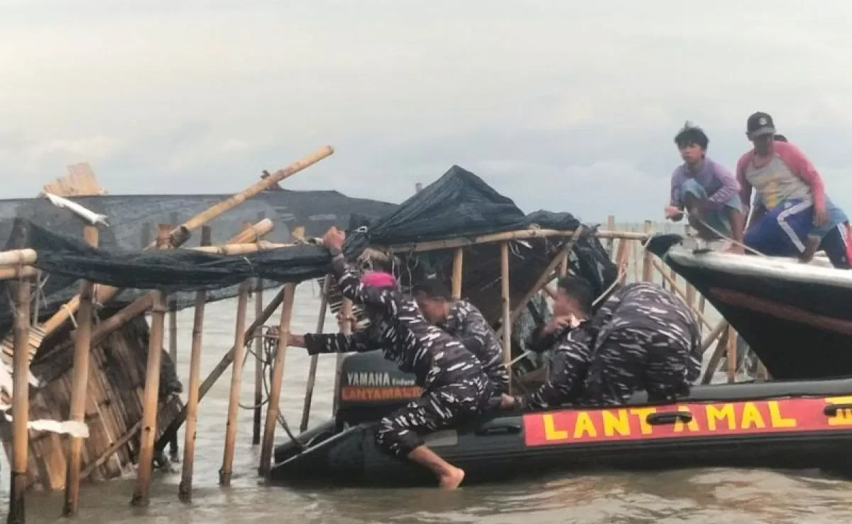 TNI AL dan Masyarakat Bongkar Pagar Laut di Tanjung Pasir