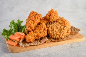 menggoreng ayam