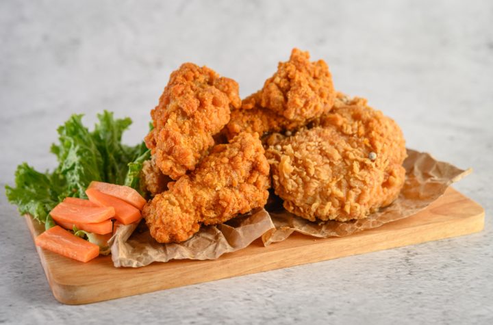 menggoreng ayam